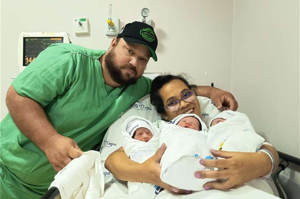 Parto de trigêmeos de gestação natural emociona familiares e profissionais de saúde