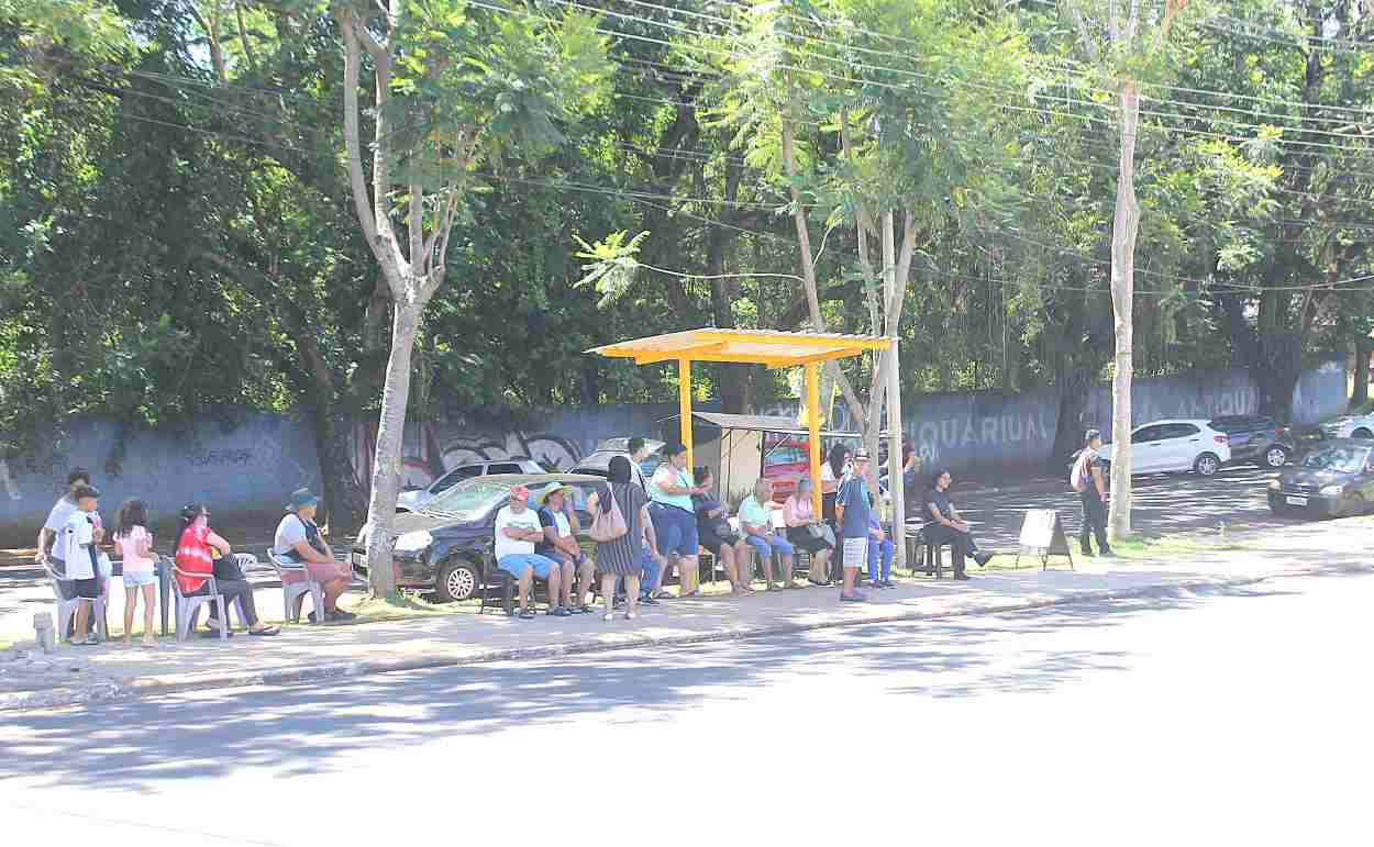 Ponto de ônibus vira ‘pontinho’ na JK, e passageiros reclamam