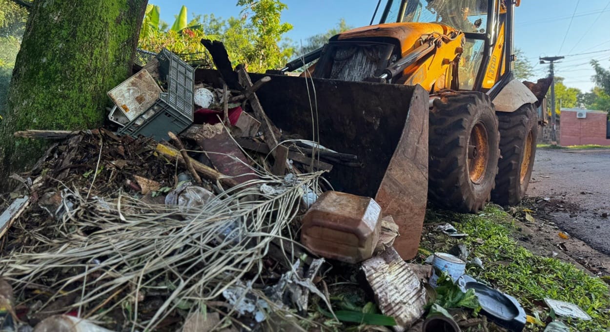 Argentina: prefeitura de Puerto Iguazú remove entulho das ruas