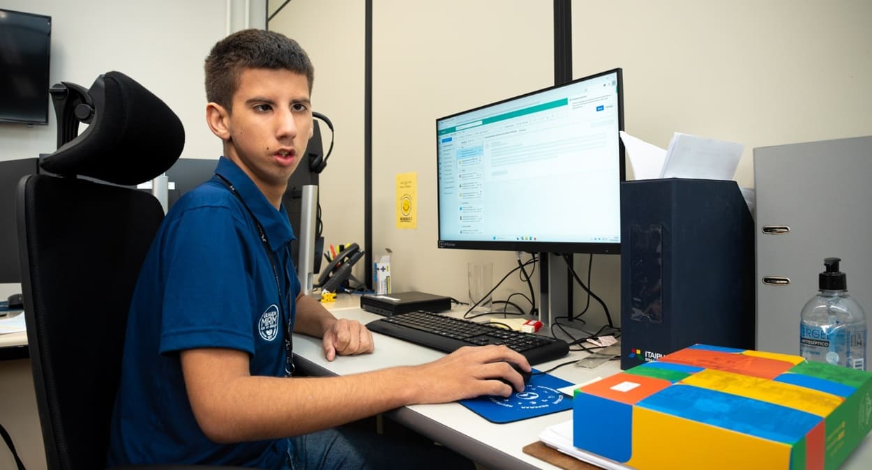 Itaipu contrata jovem neurodivergente em parceria com a APAE