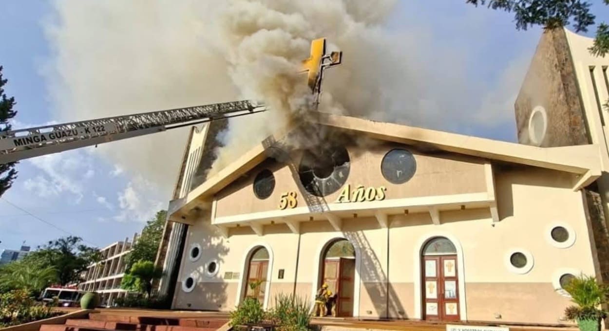 Incêndio na Catedral de Ciudad del Este: vídeos do combate ao fogo