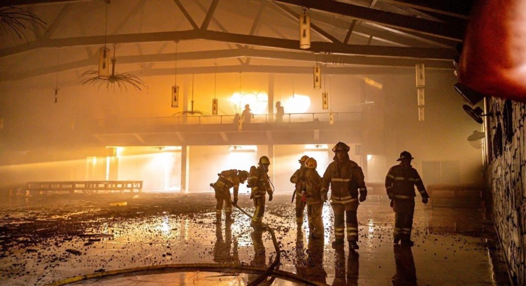 Bombeiros durante o trabalho de rescaldo na área interna do templo.