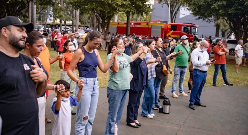 Fiéis acompanharam os trabalhos na esplanada em frente à Catedral San Blas.