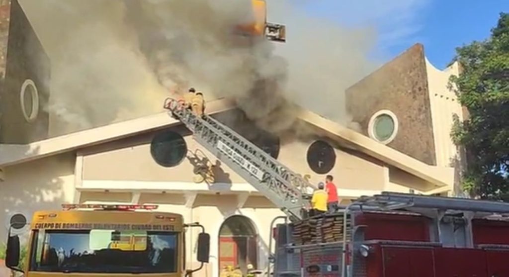 Bombeiros de Minga Guazú prestaram apoio aos colegas de Ciudad del Este.