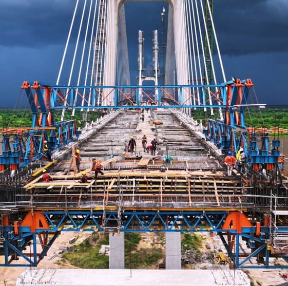 Obras no tabuleiro da Ponte da Bioceânica.
