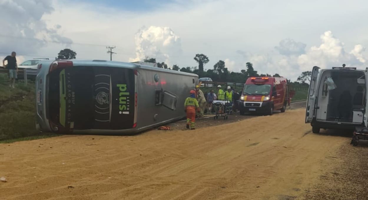 Acidente com ônibus que saiu de Foz do Iguaçu deixa feridos na BR-277