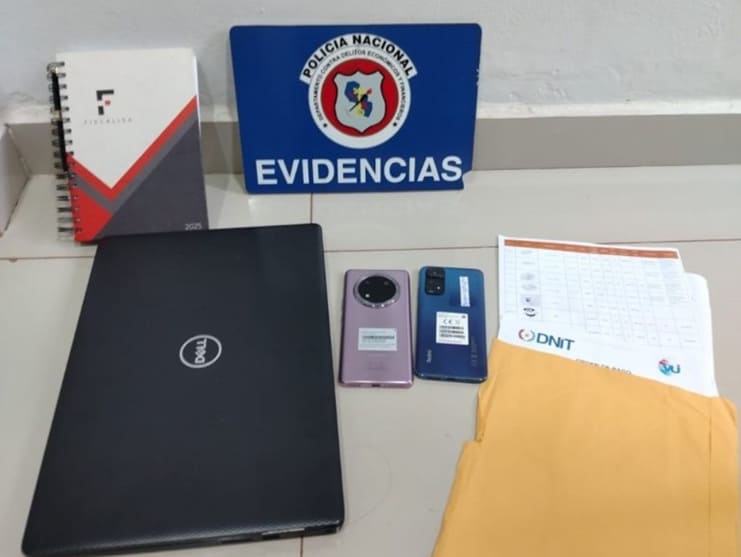 Evidências apreendidas com a suspeita.