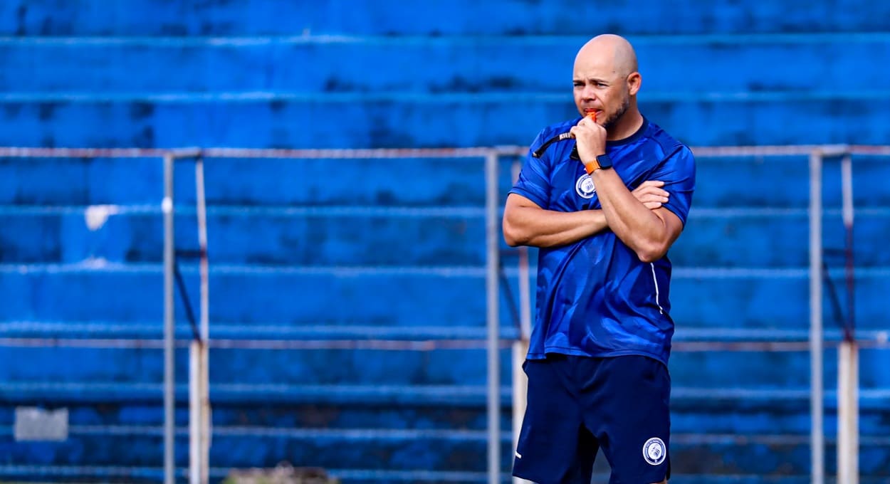 Foz do Iguaçu FC renova contrato com o técnico Adriano Souza