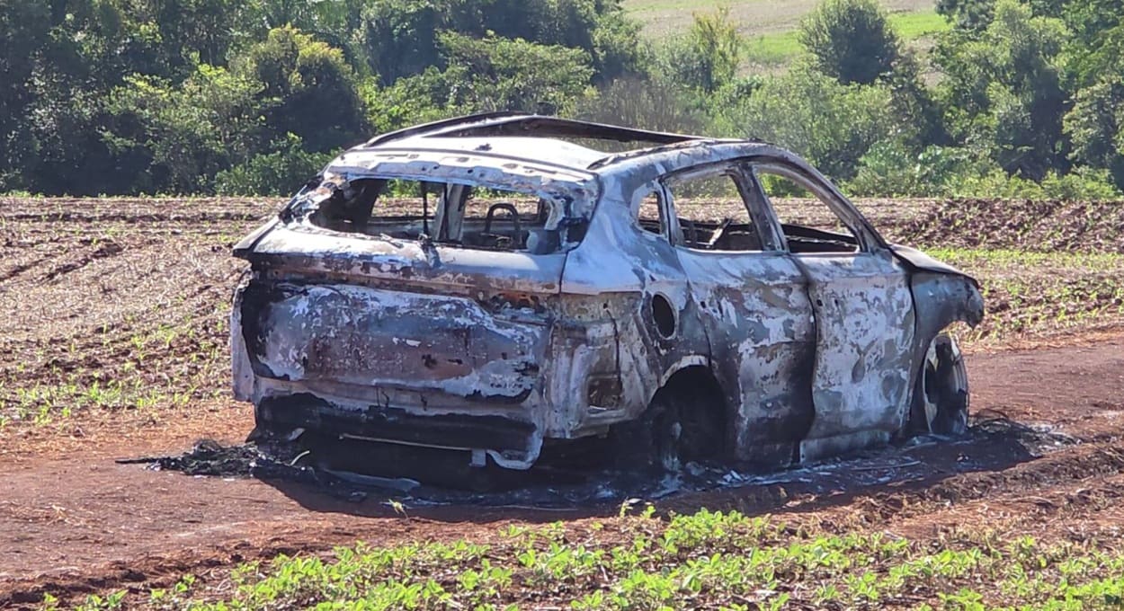 Bandidos explodem banco e incendeiam veículos no Paraguai