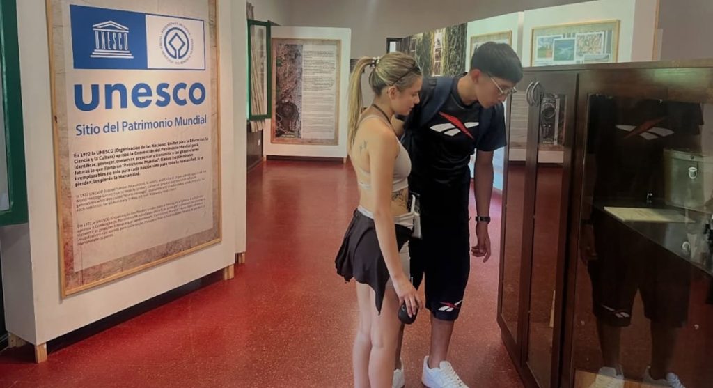 Mostra em exibição no antigo hotel.