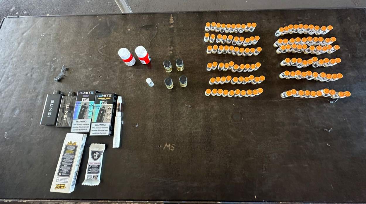 Na fronteira, ampolas para perder peso são ocultas em mochila, garrafa e bolsa com fundo falso