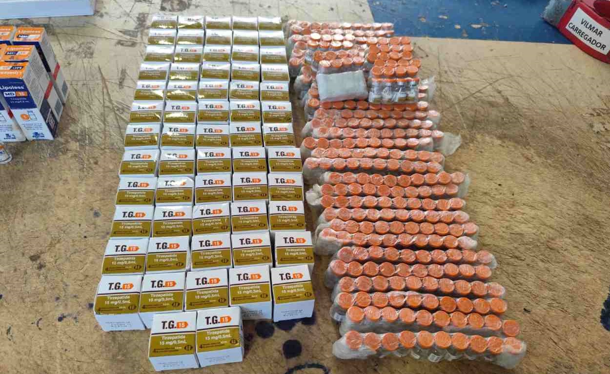 Lote com 706 ampolas emagrecedoras é encontrado em bancos de ônibus