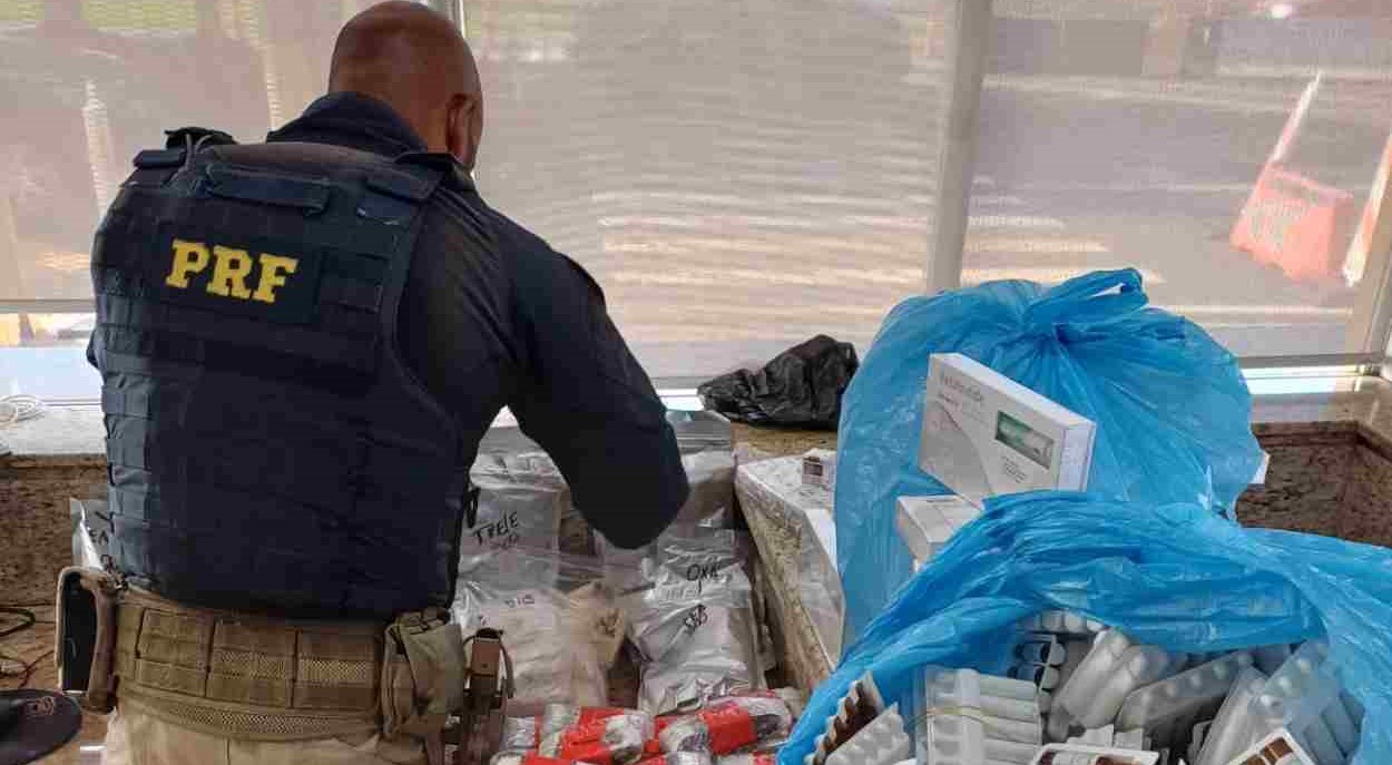 PRF intercepta van familiar com ampolas e medicamentos para emagrecer na região de Foz