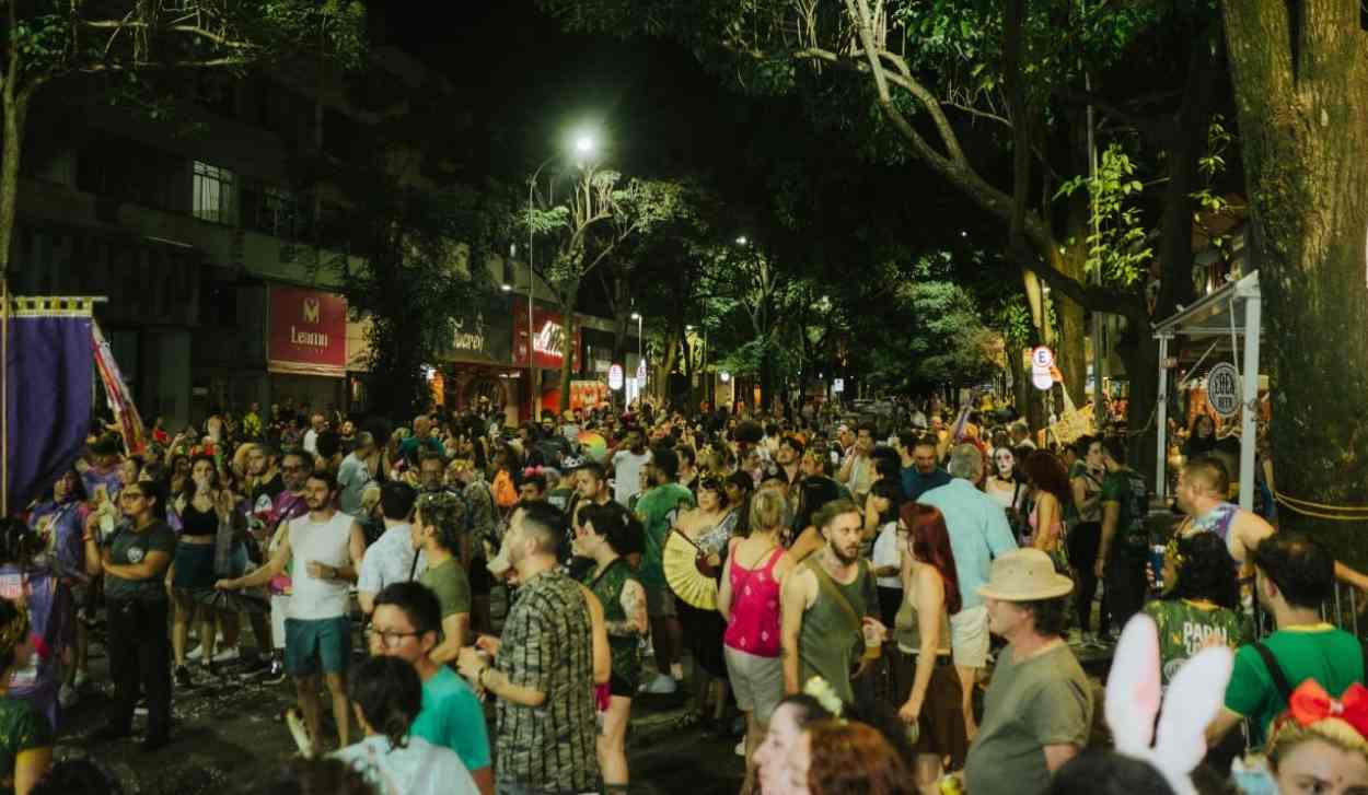Avenida Brasil recebe carnaval popular e independente em Foz do Iguaçu