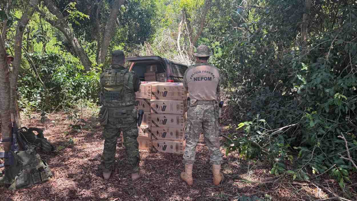 Forças de segurança flagram barco que saiu do Paraguai com 15 mil maços de cigarro