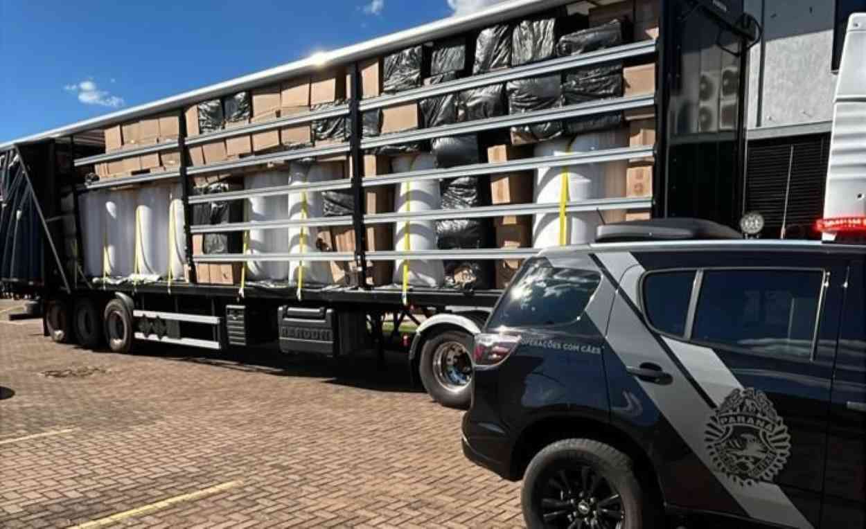 Carga milionária de cigarro do Paraguai é retida com caminhoneiro que saiu de Foz