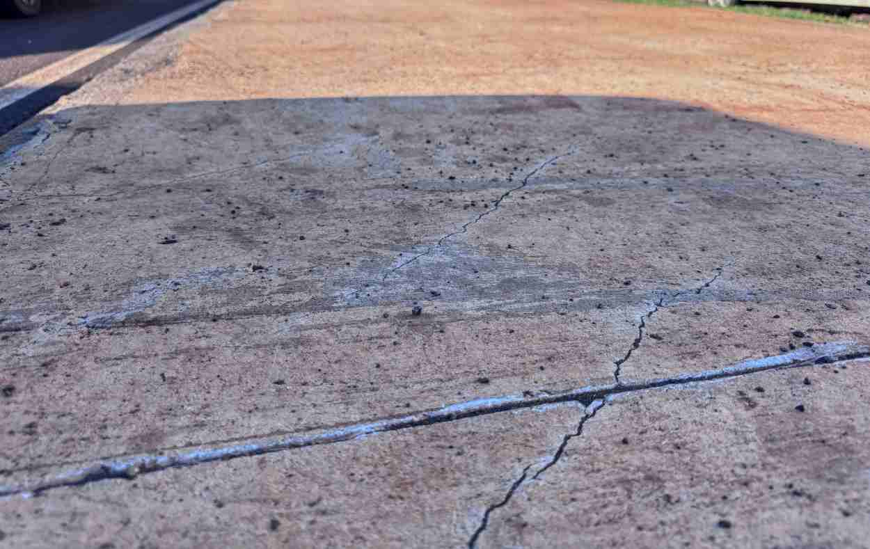 Morador aponta defeitos nas calçadas da JK em obra que nem terminou; assista