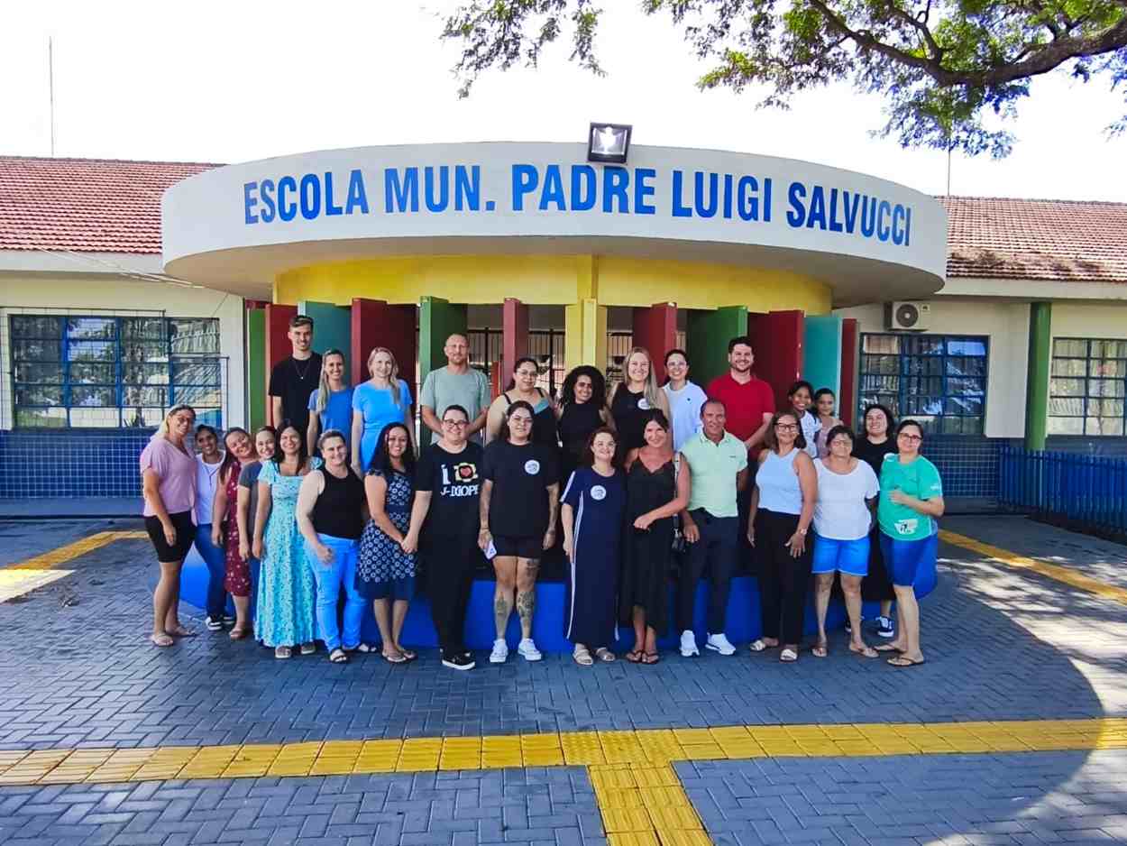 Italiana viaja ao Brasil para conhecer escola que homenageia seu tio em Foz do Iguaçu