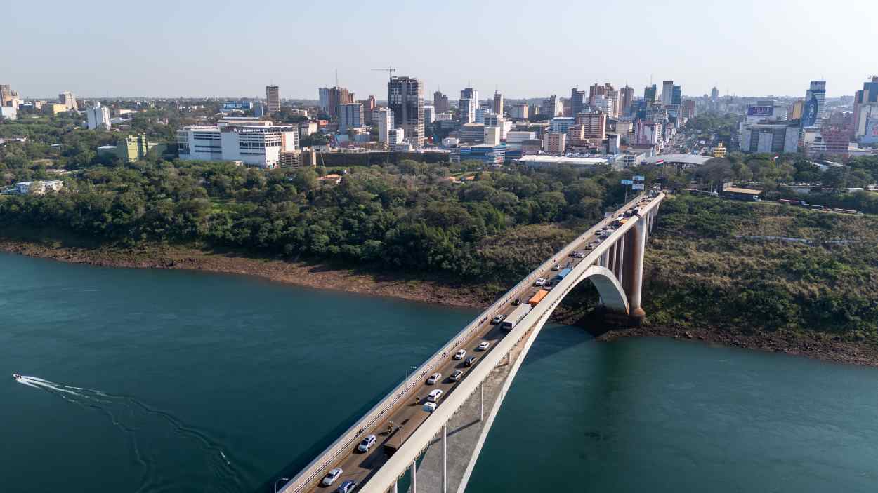 Homem é preso no Paraguai e entregue à PF na Ponte da Amizade