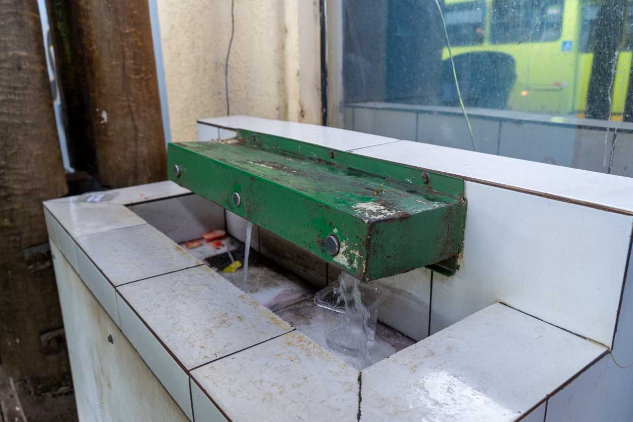 Prefeitura mantém bebedouro precário no terminal de ônibus de Foz