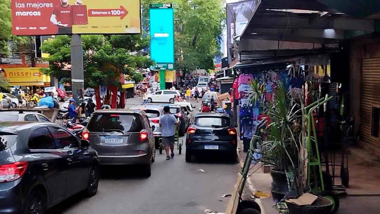 Vans e táxis do Paraguai passam livres em Ciudad del Este, e demais motoristas amargam em filas