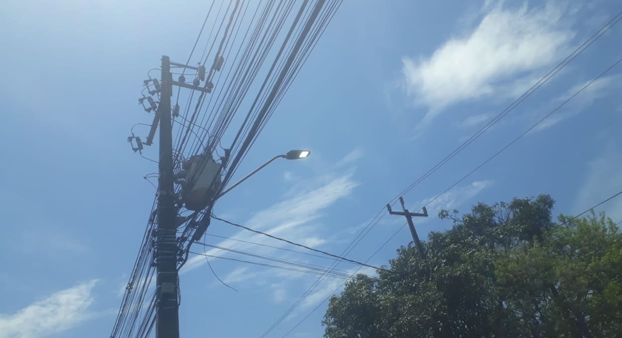 Lâmpada acesa durante o dia? Apagada à noite? Saiba como resolver