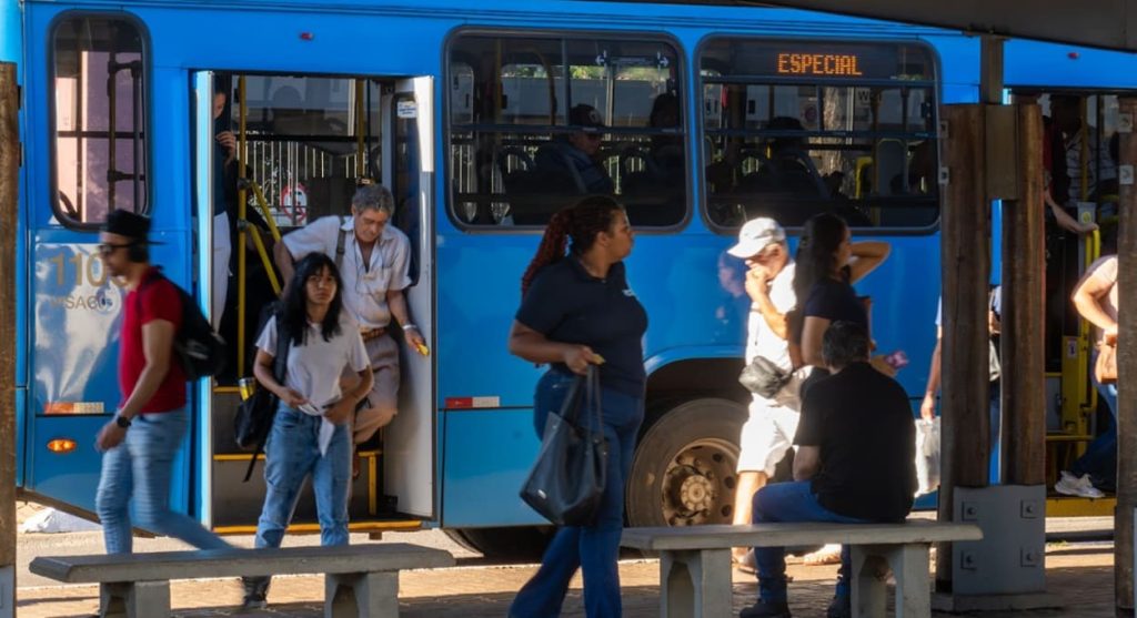 Passageiros no Terminal de Transporte Urbano (TTU).