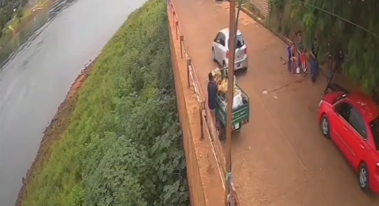 Câmera de segurança flagra homem despejando lixo no Rio Paraná