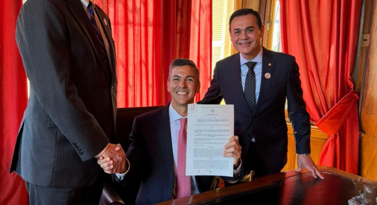 Presidente do Paraguai assina acordo com os Estados Unidos