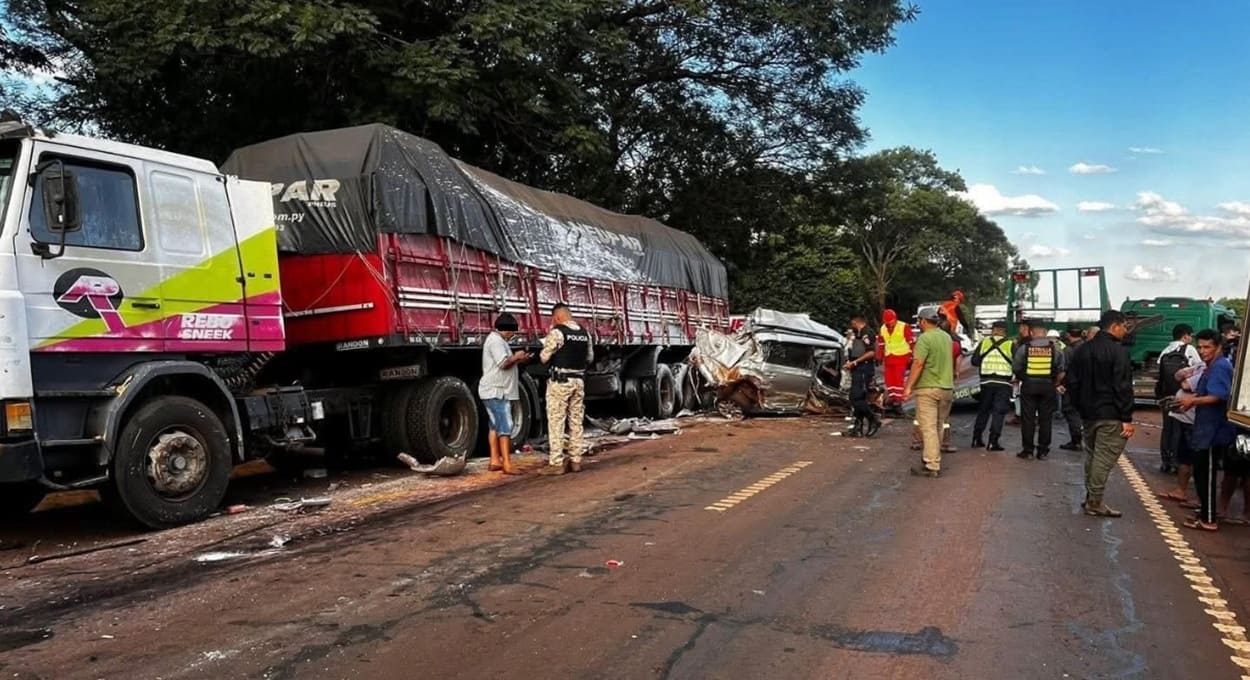 Motorista fica em estado grave após colisão tripla no Paraguai