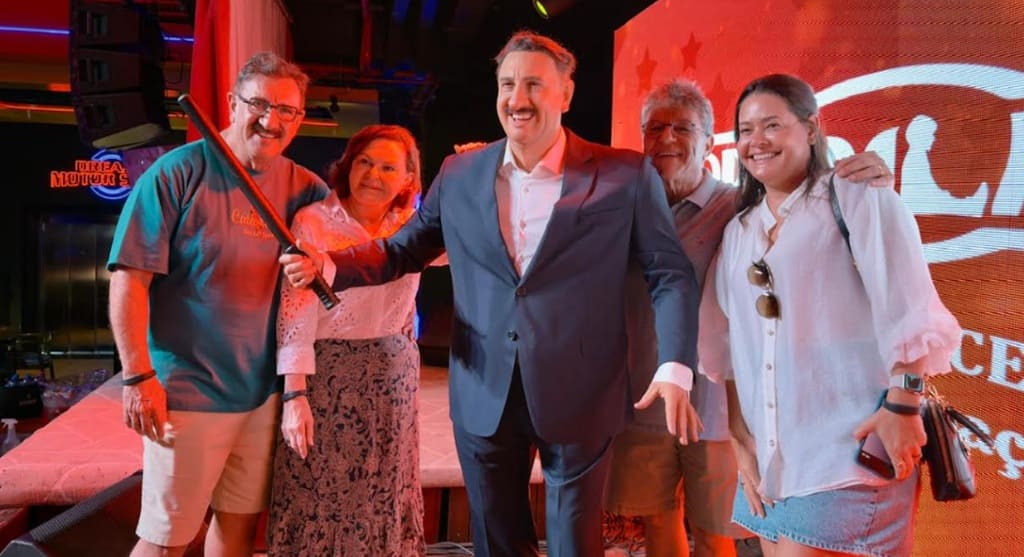 Estátua representa Ratinho em sua performance como apresentador de programas populares.