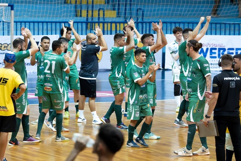 Jogadores do Foz Futsal agradecem pelo apoio da torcida.