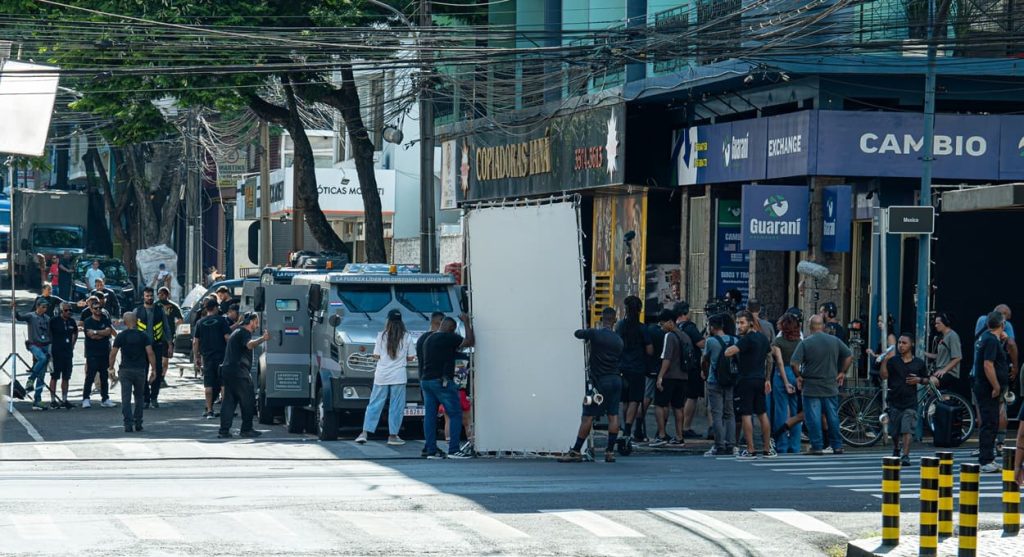 Gravações na esquina das ruas Jorge Sanwais e Almirante Barroso, no centro de Foz do Iguaçu.