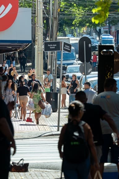 Foz do Iguaçu na vida real, Paraguai na ficção.