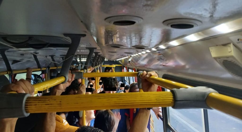 Ônibus lotado na Linha 250 em Foz do Iguaçu.