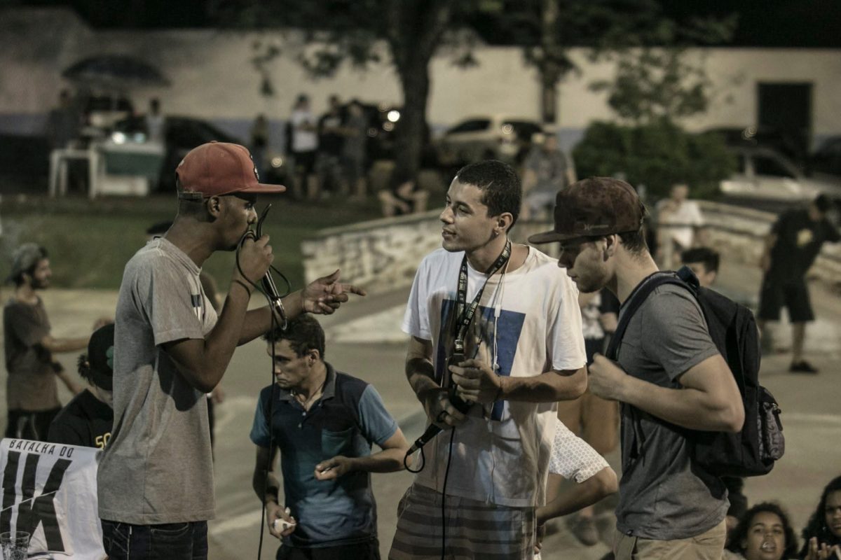 Batalhas de rima transformam espaços públicos em palco do hip hop em Foz