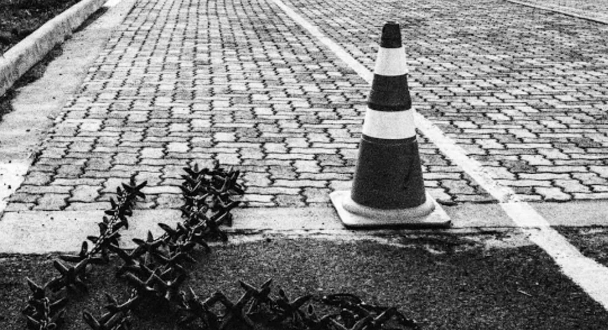 O glocal, o som da motosserra e o asfalto