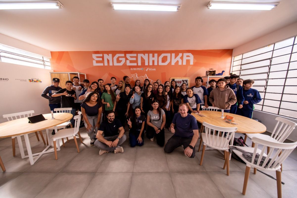 Alunos de escola pública de Curitiba aprendem a construir robôs em aulas do projeto Engenhoka