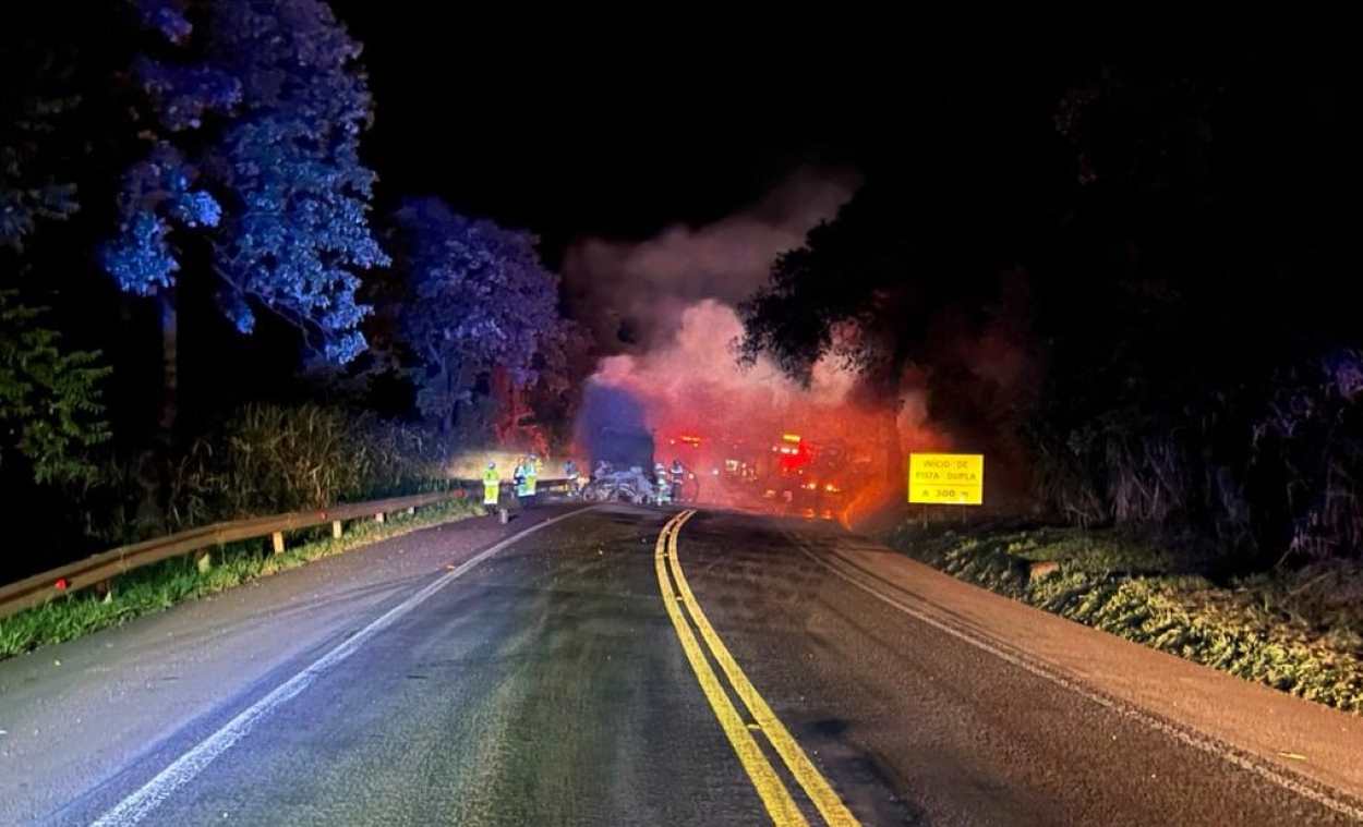 Carro pega fogo em acidente com caminhão, causando uma morte na BR-277