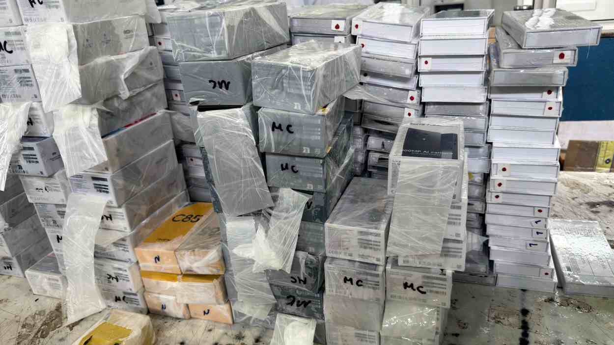 Carga de R$ 1 milhão em mercadoria oculta em carreta é interceptada na BR-277