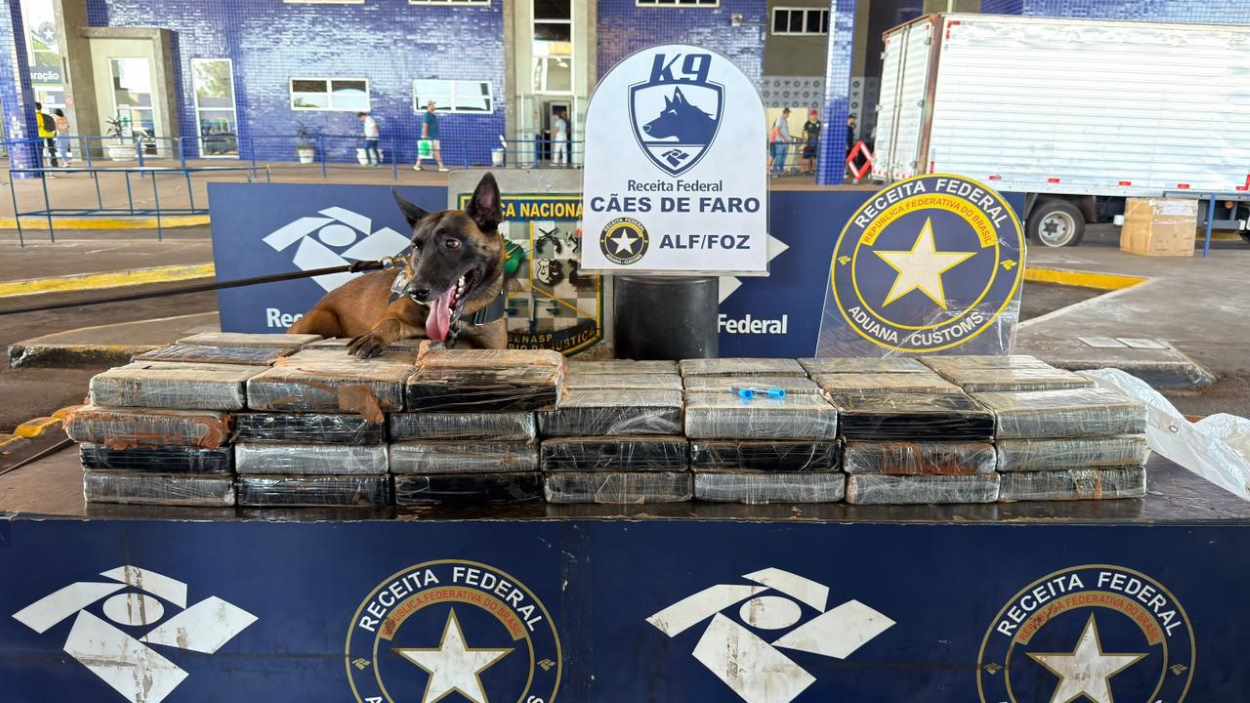 Cocaína avaliada em R$ 7 milhões é encontrada em fundos falsos de van na fronteira de Foz