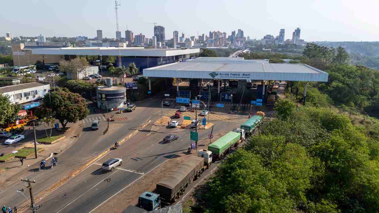 Operação confisca centenas de celulares perto da Ponte da Amizade em Foz