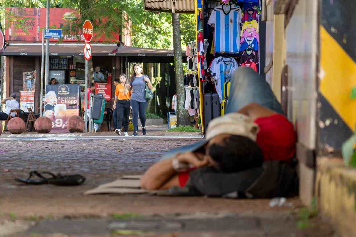 TCE aponta falhas e cobra melhorias em políticas para população de rua em Foz