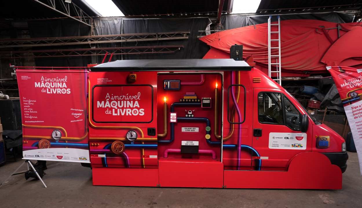 Você leva um livro e sai com outro: A Incrível Máquina de Livros chega a Foz