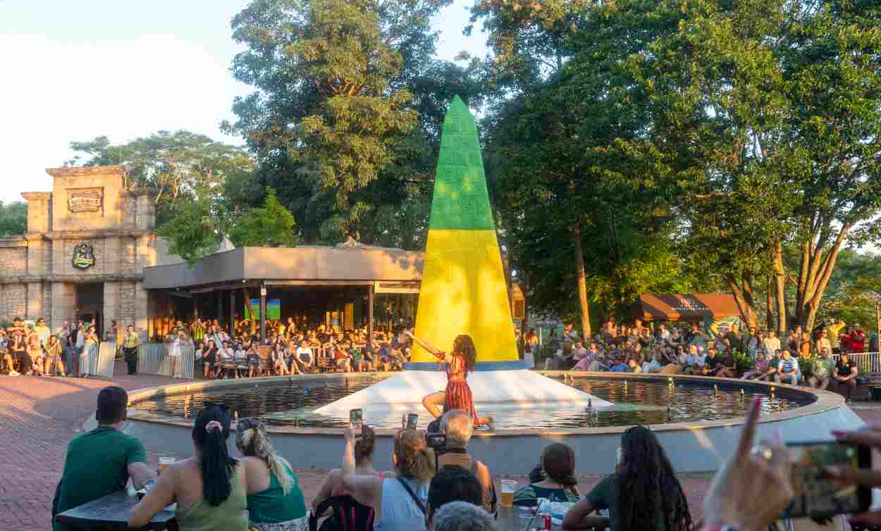 Marco das Três Fronteiras brinda visitantes com cultura, natureza e pôr do sol