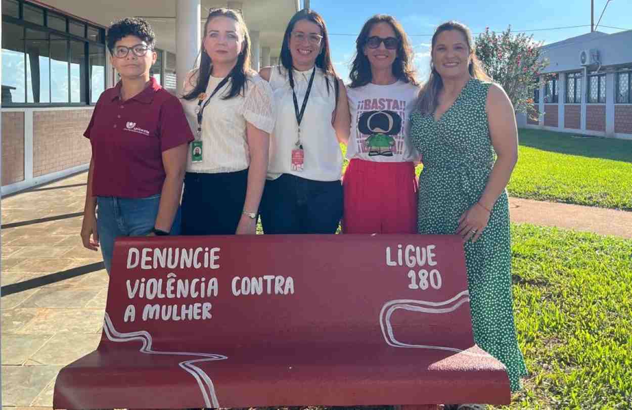 Unioeste instala banco vermelho em Foz para alertar sobre feminicídio