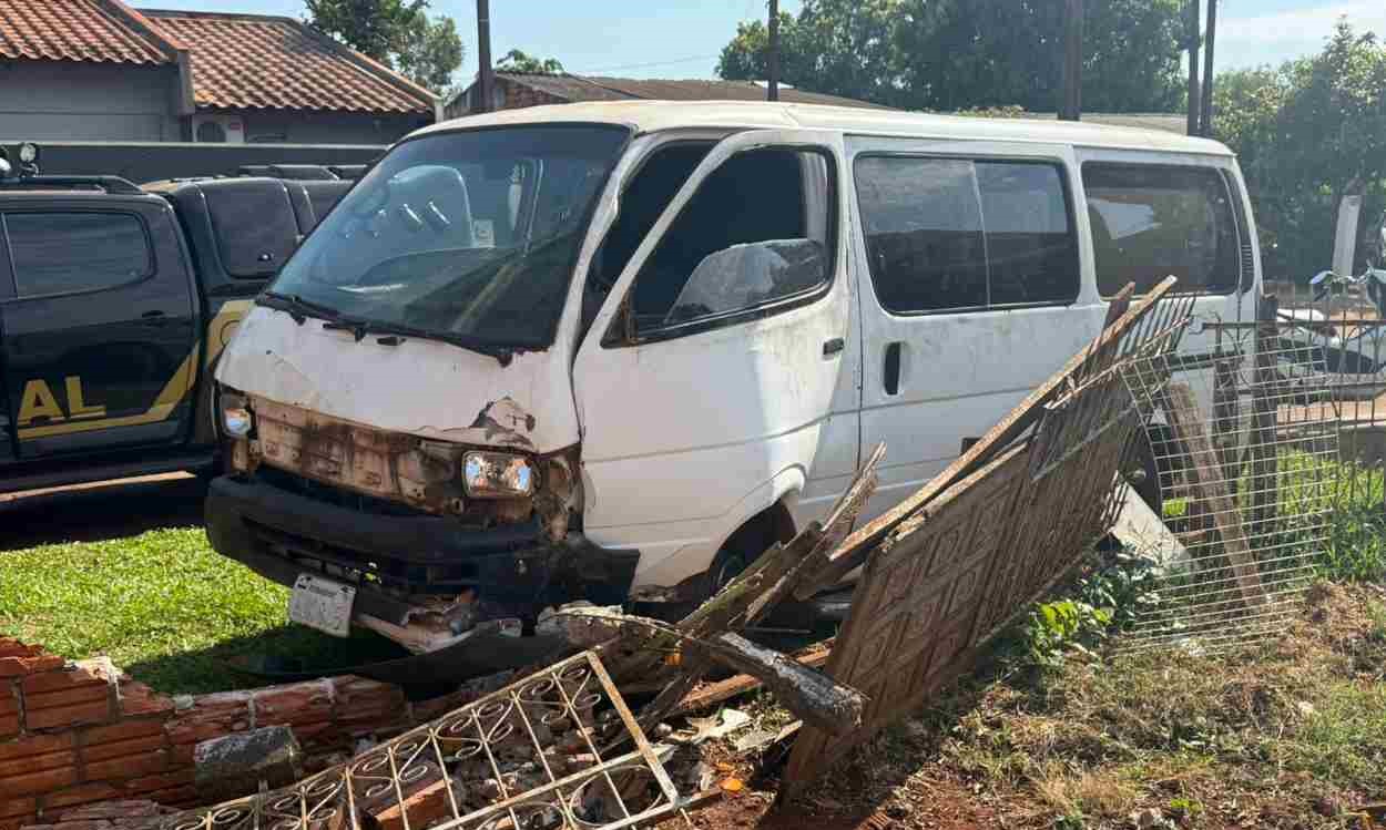 Homem abandona van e se joga em rio para fugir de fiscalização em Foz