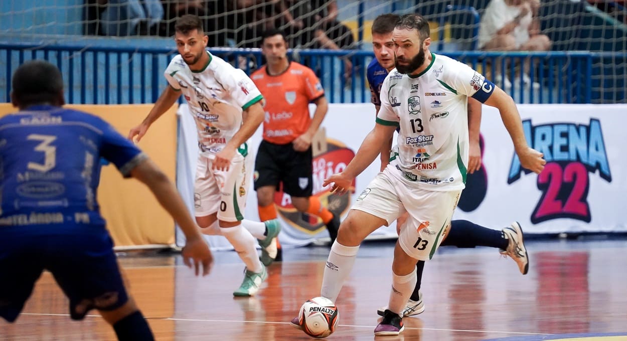 Foz Futsal cede empate no fim, mas segue na liderança do grupo