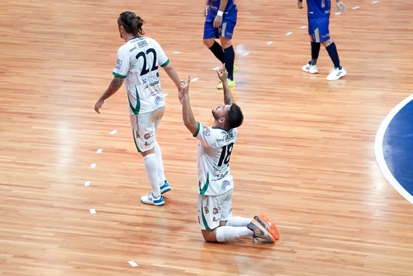 Xiru comemora o gol do Foz Futsal.