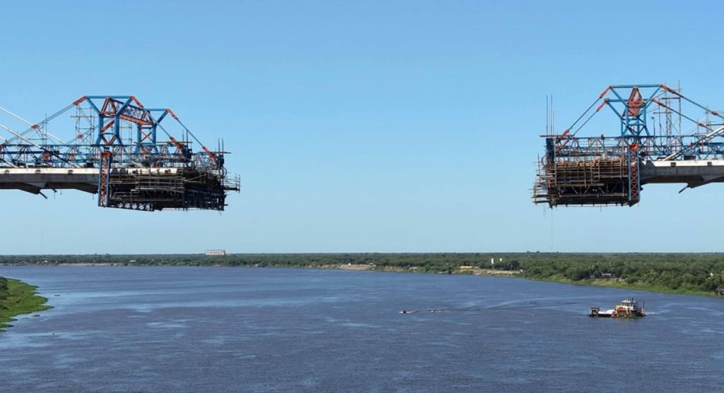 Faltam apenas 37 metros para a união entre as cabeceiras da Ponte da Bioceânica. 